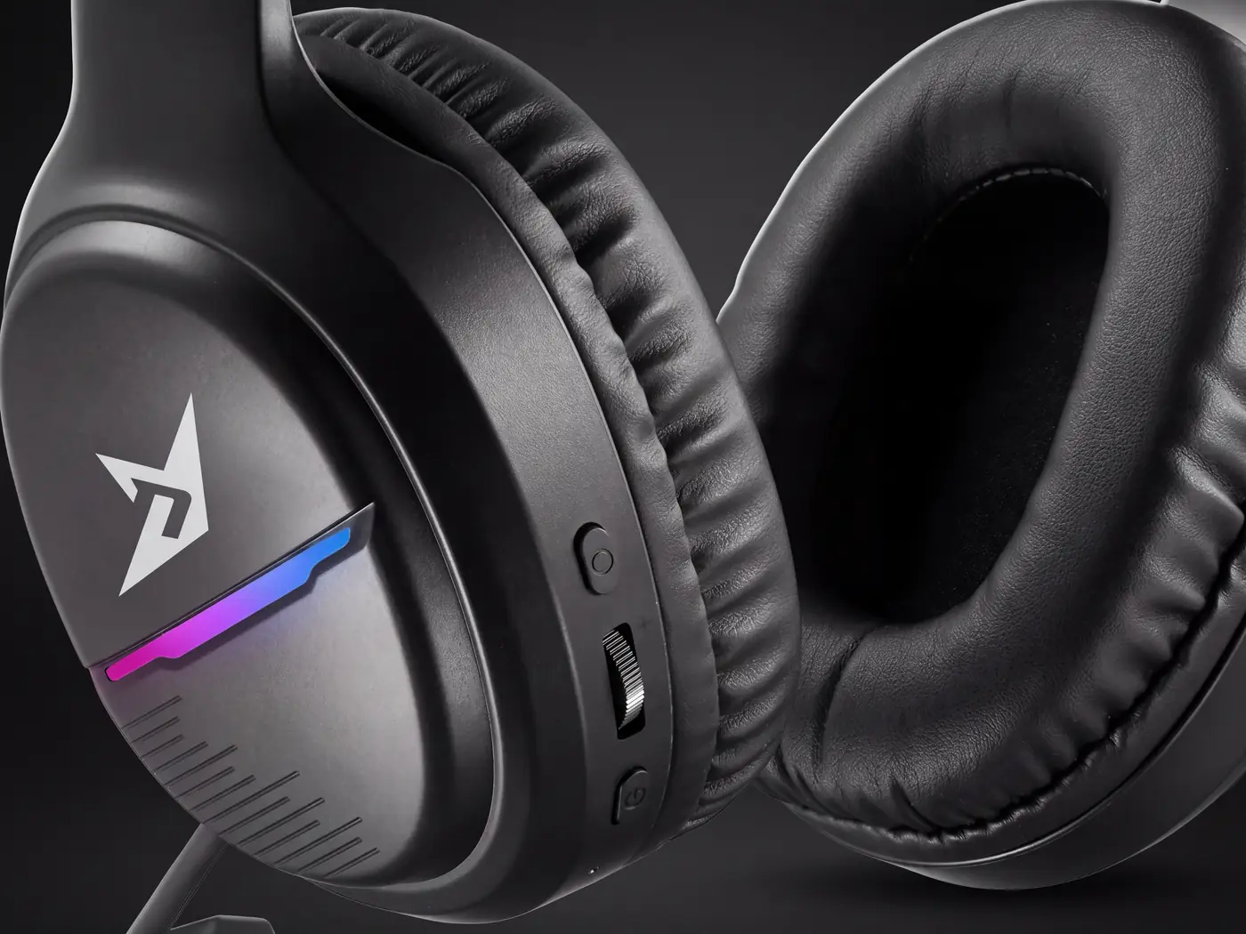 Ørekop med knapper og lysstribe på Next FX7 trådløst gaming headset