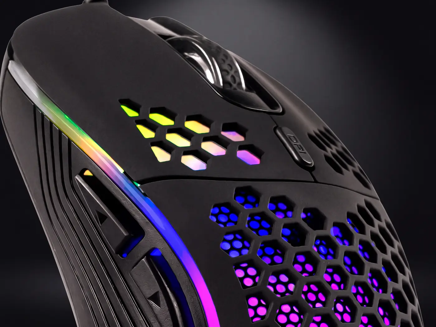Scrollhjul, DPI-knap og RGB-lys på Next SR7 gaming mus i sort