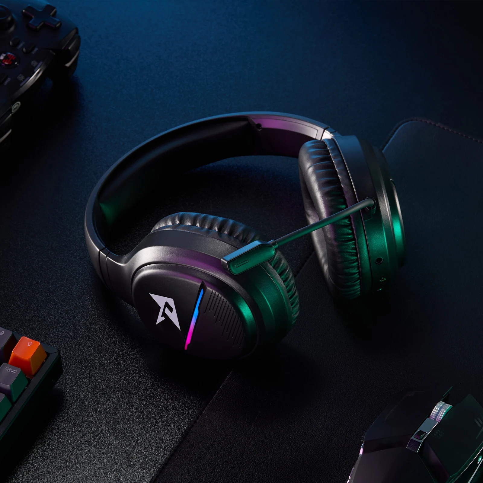 Next FX7 trådløst gaming headset (sort), på et skrivebord