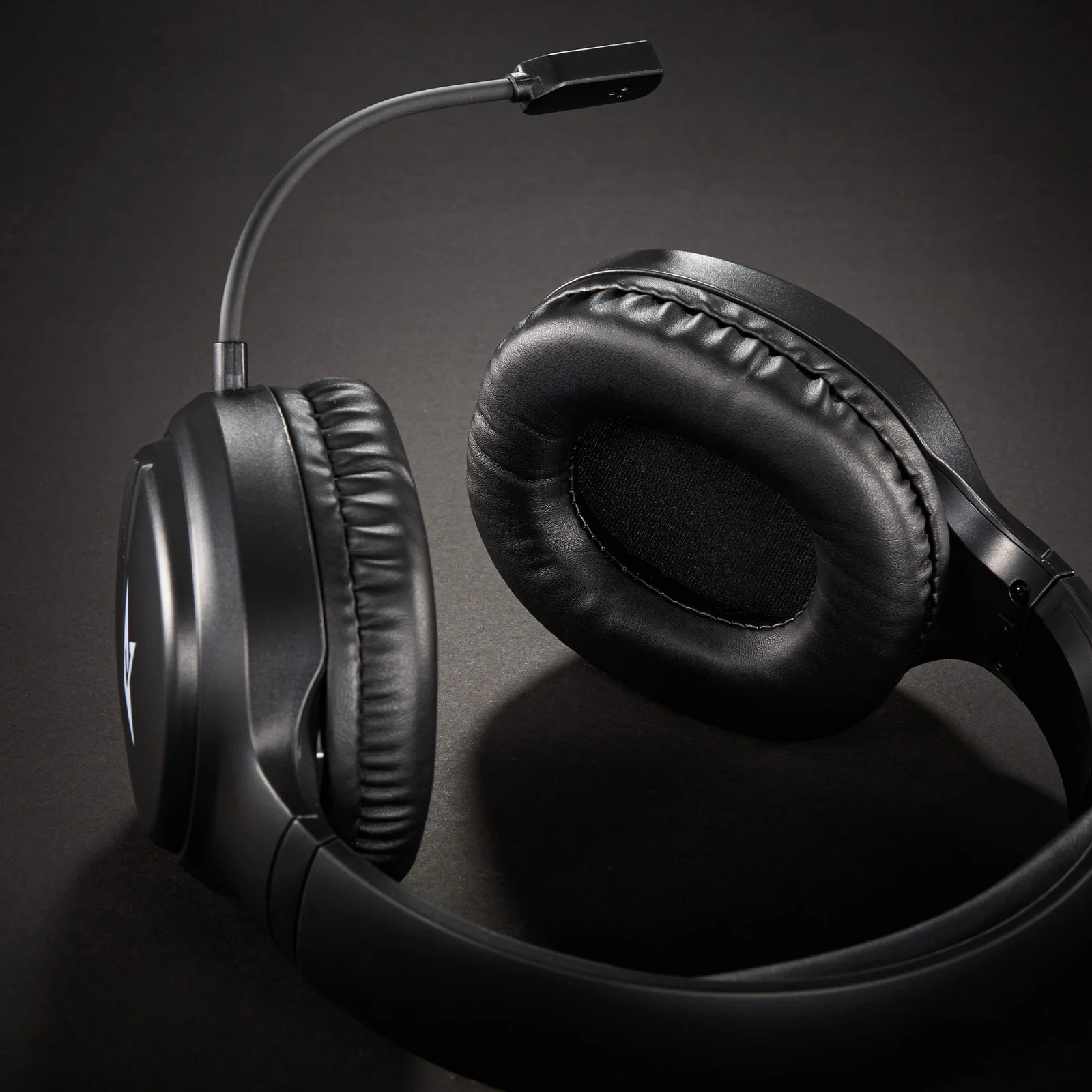 Next FX7 trådløst gaming headset (sort), tæt på ørekoppen og mikrofonen