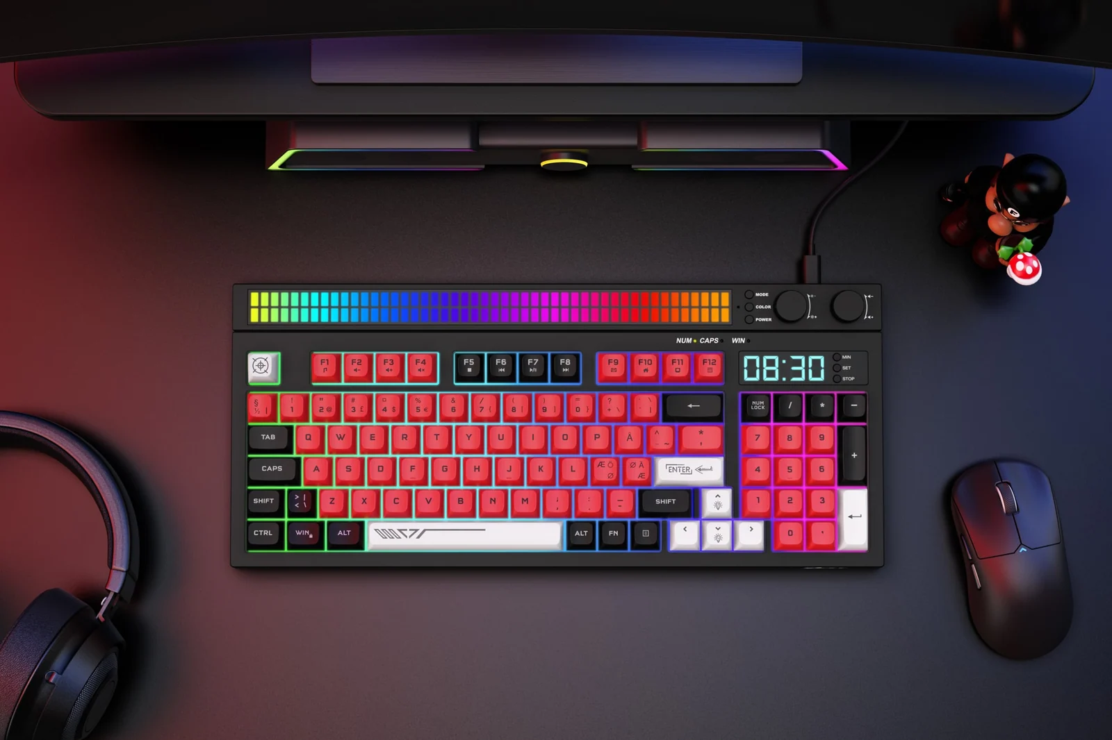 Next KD5 keyboard (sort), på et skrivebord med headset og mus
